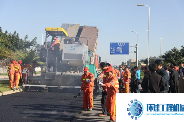 福格勒攤鋪機施工中 (3)