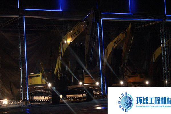 夜幕下的臨工挖掘機 (5)