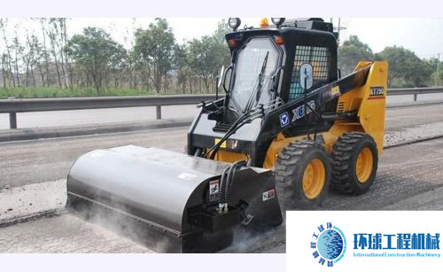 國產(chǎn)滑移裝載機 (5)